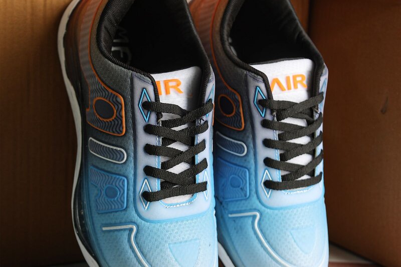 Ein Paar neue Laufschuhe