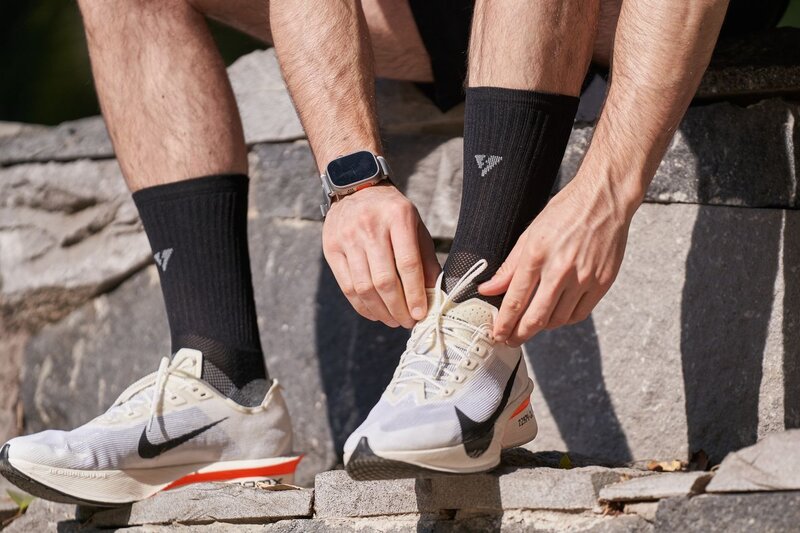 Läufer bindet seine Laufschuhe
